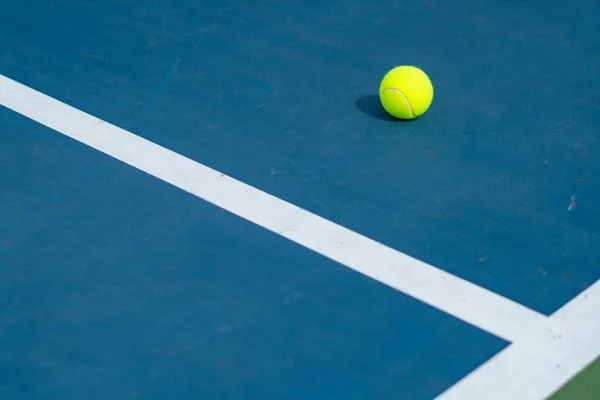 Paesaggio Campo Tennis Blu Verde Con Una Palla Una Giornata — Foto Stock