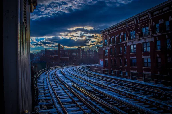 Een Prachtig Uitzicht Een Perron Rails Met Een Prachtige Hemel — Stockfoto
