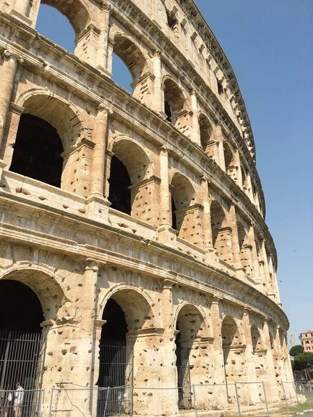 Vertikal Bild Colosseum Bakgrunden Den Klarblå Himlen — Stockfoto