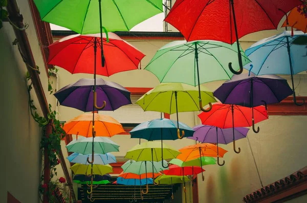 通りのカラフルな吊るし傘 — ストック写真