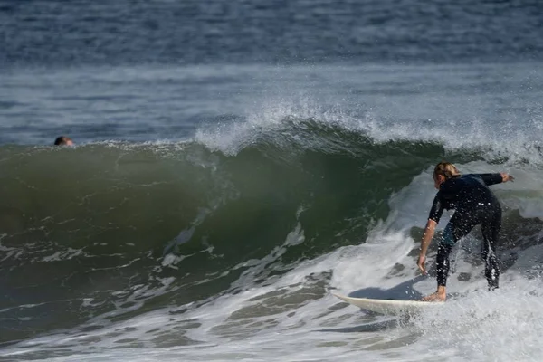 Surfista Montando Uma Onda Oceano — Fotografia de Stock