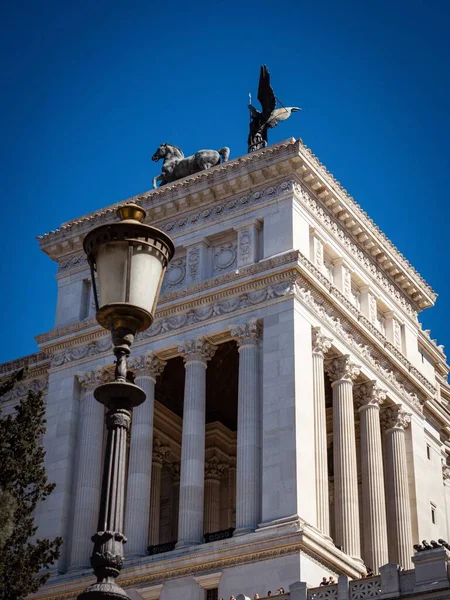 Niski Anglw Quadriga Atop Ołtarz Ojczyzny Pod Błękitnym Niebem Rzymie — Zdjęcie stockowe