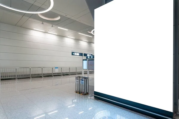 在现代地铁走廊里一个空广告牌的特写镜头 — 图库照片