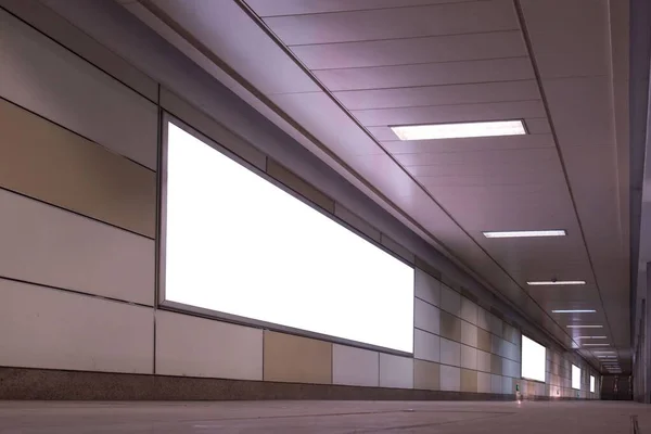 Duvarında Beyaz Ekranlar Olan Uzun Boş Bir Koridor — Stok fotoğraf