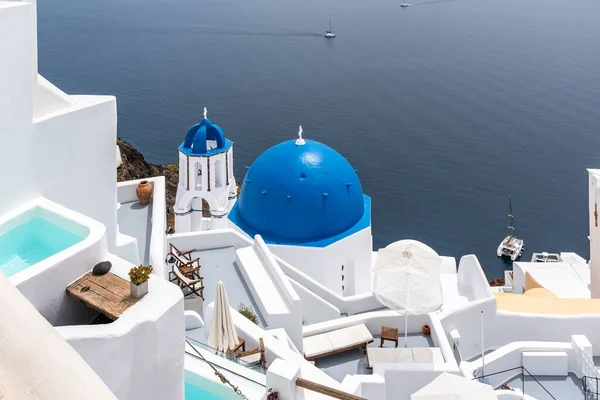 Églises Blanches Typiques Avec Dômes Bleus Oia Surplombant Mer — Photo