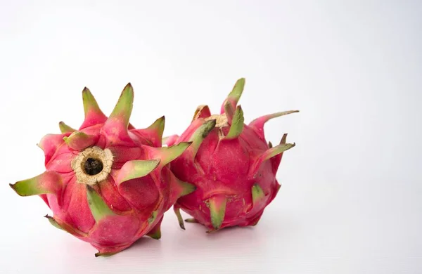 Unos Pocos Pitaya Dragon Fruits Aislados Con Fondo Blanco —  Fotos de Stock