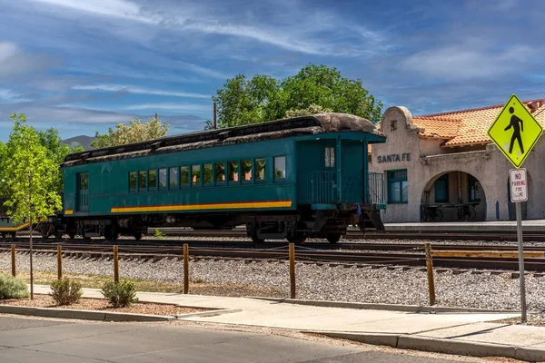 サンタフェの鉄道駅の前に停まっている緑の列車小屋と道路標識 — ストック写真