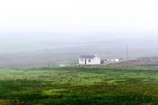 在雾蒙蒙的日子里 爱尔兰多林市的一个乡村住宅的宁静景象 — 图库照片