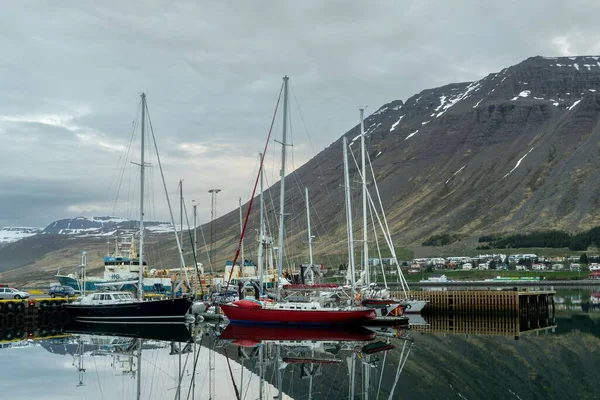 Egy Csapat Hajó Horgonyzott Egy Kikötőben Közel Izlandi Hegyekhez — Stock Fotó