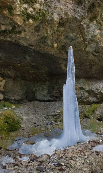 Tiro Vertical Grande Gelo Subindo Chão Com Grandes Rochas Fundo — Fotografia de Stock