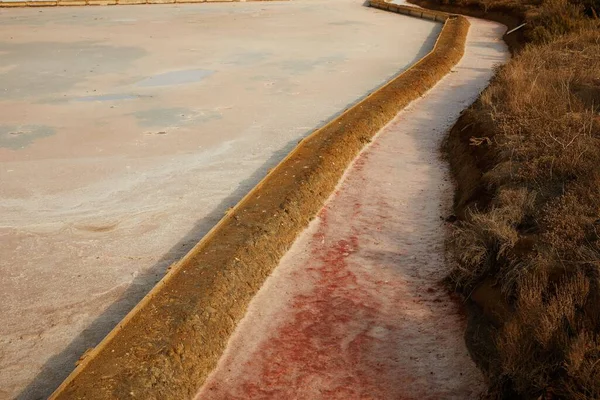 Tuz Çıkarmak Için Gölün Ortasında Ahşap Yapılar Olan Bir Toprak — Stok fotoğraf