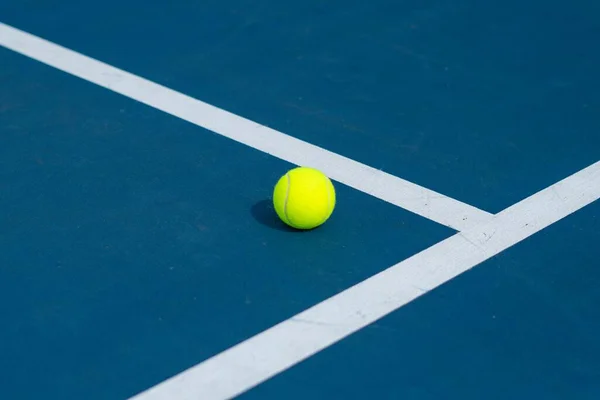 Paysage Court Tennis Bleu Vert Avec Une Balle Dessus Par — Photo
