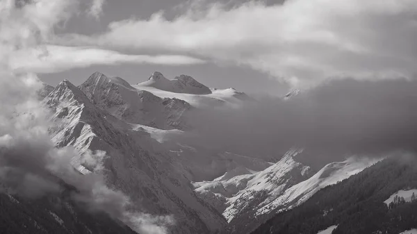 冬には雲に覆われた雪の山の美しいショット — ストック写真
