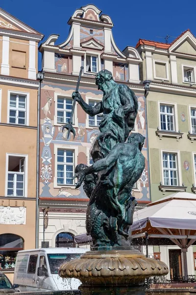 波兰波兹南老市场广场海王星喷泉雕像的垂直镜头 — 图库照片