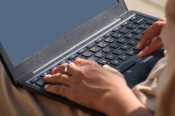 Close Uma Jovem Mulher Trabalhando Seu Laptop Com Uma Tela — Fotografia de Stock