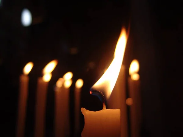 一束特写的蜡烛 明亮的火焰与模糊的背景隔离在一起 — 图库照片