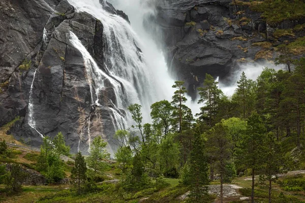 Piękne Ujęcie Dużego Skalistego Wodospadu Dolinie Husedalen Hardangervidda Norwegia — Zdjęcie stockowe