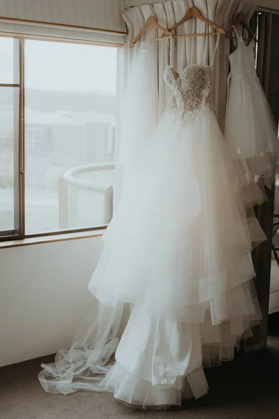 Повешенное Свадебное Платье Комнате — стоковое фото