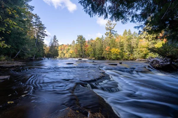 晴れた日には紅葉の間に長い露出川の水 — ストック写真