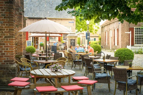 Een Groep Mensen Zit Een Openluchtcafé Een Straat Bronkhorst Gelderland — Stockfoto