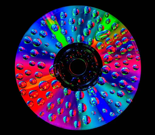黒い背景に虹のDvdディスク上の小さな水滴の閉鎖 — ストック写真
