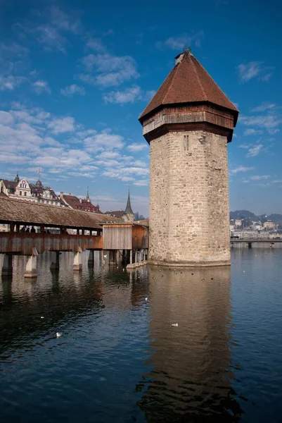瑞士卢塞恩教堂桥和塔楼在平静的罗斯河上的垂直拍摄 — 图库照片