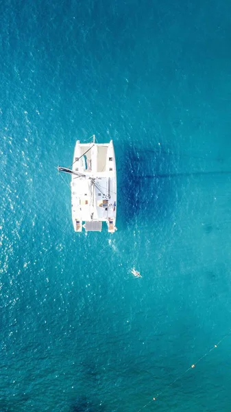 Drone Aéreo Vista Iate Mar Com Água Azul Cristalina — Fotografia de Stock