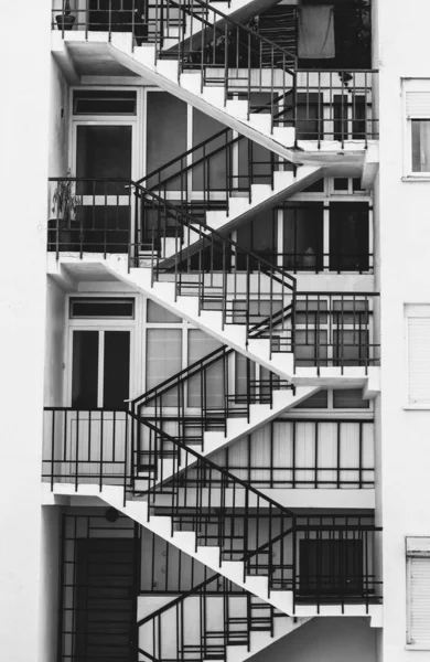 Вертикальний Сірий Знімок Сучасної Будівлі Прямими Сходами — стокове фото