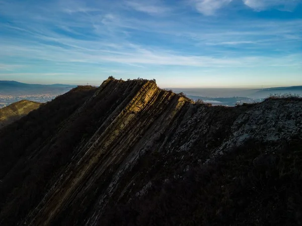 Majesteettinen Vuoristomaisema Sumuisella Sinisellä Taivaalla Horisontissa — kuvapankkivalokuva