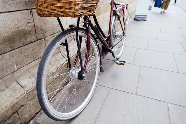 Винтажный Велосипед Припаркованной Улице Передней Корзиной — стоковое фото