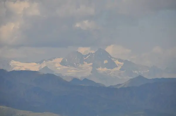 Nagy Hegyek Alpok Olaszországban Borított Alatt Felhős Nap Folyamán — Stock Fotó