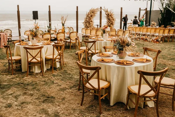 Blick Auf Hölzerne Stühle Und Tische Einem Hochzeitstag Der Halle — Stockfoto