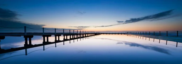 Красивый Закат Над Океаном Скалами Мостами — стоковое фото