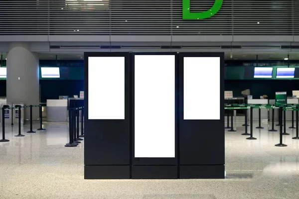 Trzy Jasne Białe Puste Panele Lotnisku Przestrzeń Kopiowania — Zdjęcie stockowe