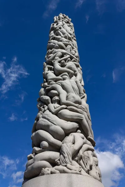 维格兰公园的现代雕塑 挪威奥斯陆 低角度 — 图库照片