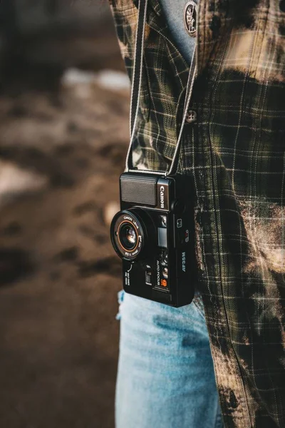 Woman Wearing Flannel Shirt Jeans Carrying Vintage Canon Film Camera — Stock Photo, Image