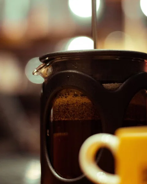 Pionowe Zbliżenie Zaparzającej Kawy Stole — Zdjęcie stockowe