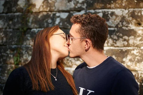Een Latijns Echtpaar Met Een Zonnebril Zoenen Een Zonnige Dag — Stockfoto