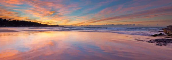 Belo Pôr Sol Sobre Oceano Com Rochas — Fotografia de Stock