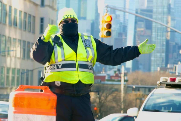 Ufficiale Che Dirige Traffico Dopo Malfunzionamento Del Semaforo New York — Foto Stock