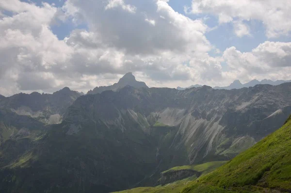Μια Οροσειρά Τραχιά Βραχώδη Βουνά Και Απότομες Πλαγιές Καλυμμένες Από — Φωτογραφία Αρχείου