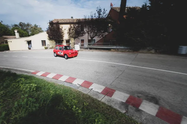 Een Rode Auto Neergezet Tijdens Een Bergopwaartse Race Van Het — Stockfoto