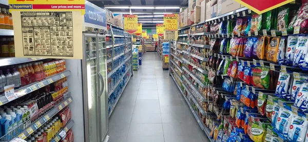 Corredor Comida Supermercado Com Lanches Bebidas Nas Prateleiras — Fotografia de Stock