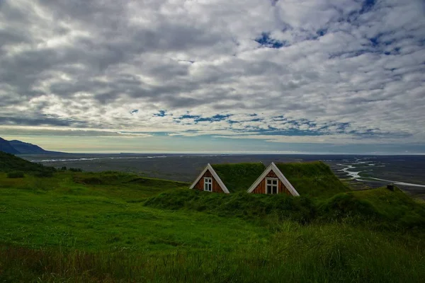 Eine Landschaft Aus Isländischem Rasenhaus Auf Wiesen Mit Blauem Bewölkten — Stockfoto