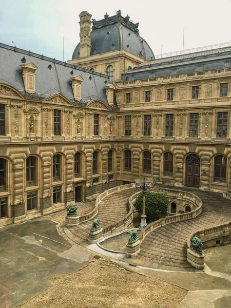 Pohled Schodiště Tvaru Podkovy Venkovním Nádvoří Louvre Palace Paříž Francie — Stock fotografie