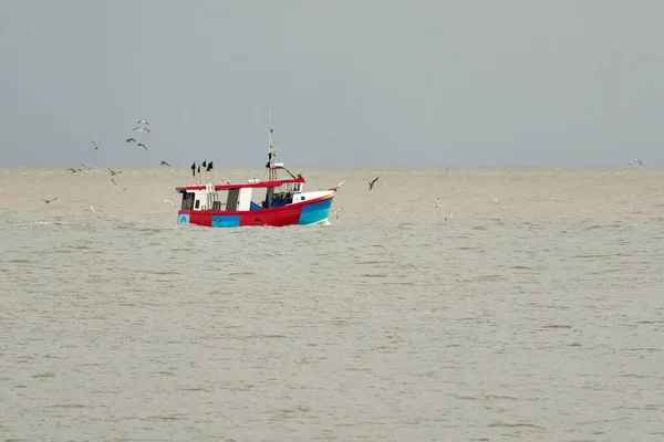 Bateau Pêche Coloré Mer Avec Ciel Gris Horizon — Photo