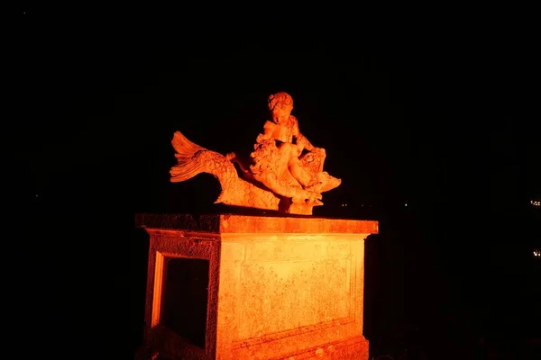 Uma Bela Escultura Menino Peixe Parc Enghien Enghien Bélgica Noite — Fotografia de Stock