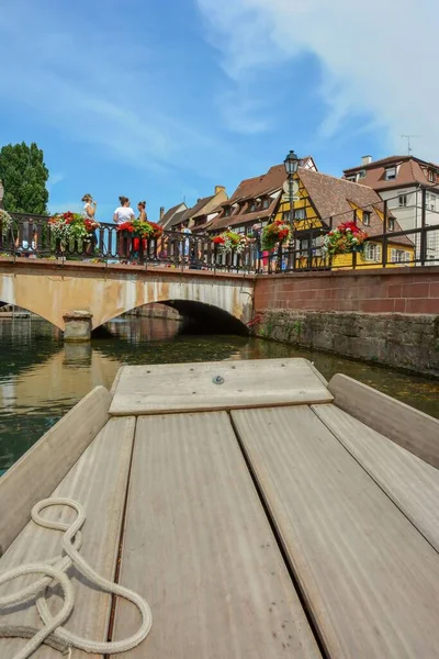 Uma Vela Barco Através Canal Colmar Alsácia França — Fotografia de Stock