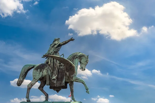 意大利罗马 埃马努埃二世胜利纪念碑 祖国的祭坛 上的一座雕像 背景为蓝天 — 图库照片