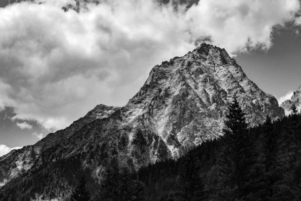 Graustufenaufnahme Einer Berglandschaft Mit Bewölktem Himmel — Stockfoto